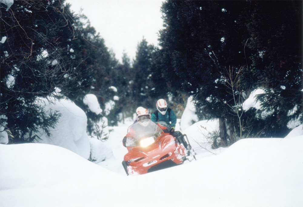 雪上摩托車 in 自然泉源