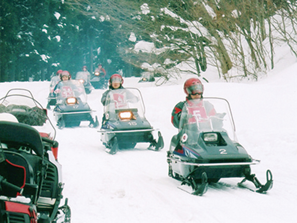 雪上摩托車 in 自然泉源